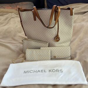 Michael Kors MK 4-in-1 Large Tote Bag Set in white/beige